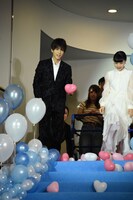 風船を拾った岩田剛典（左）。