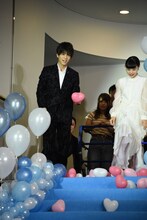 風船を拾った岩田剛典（左）。