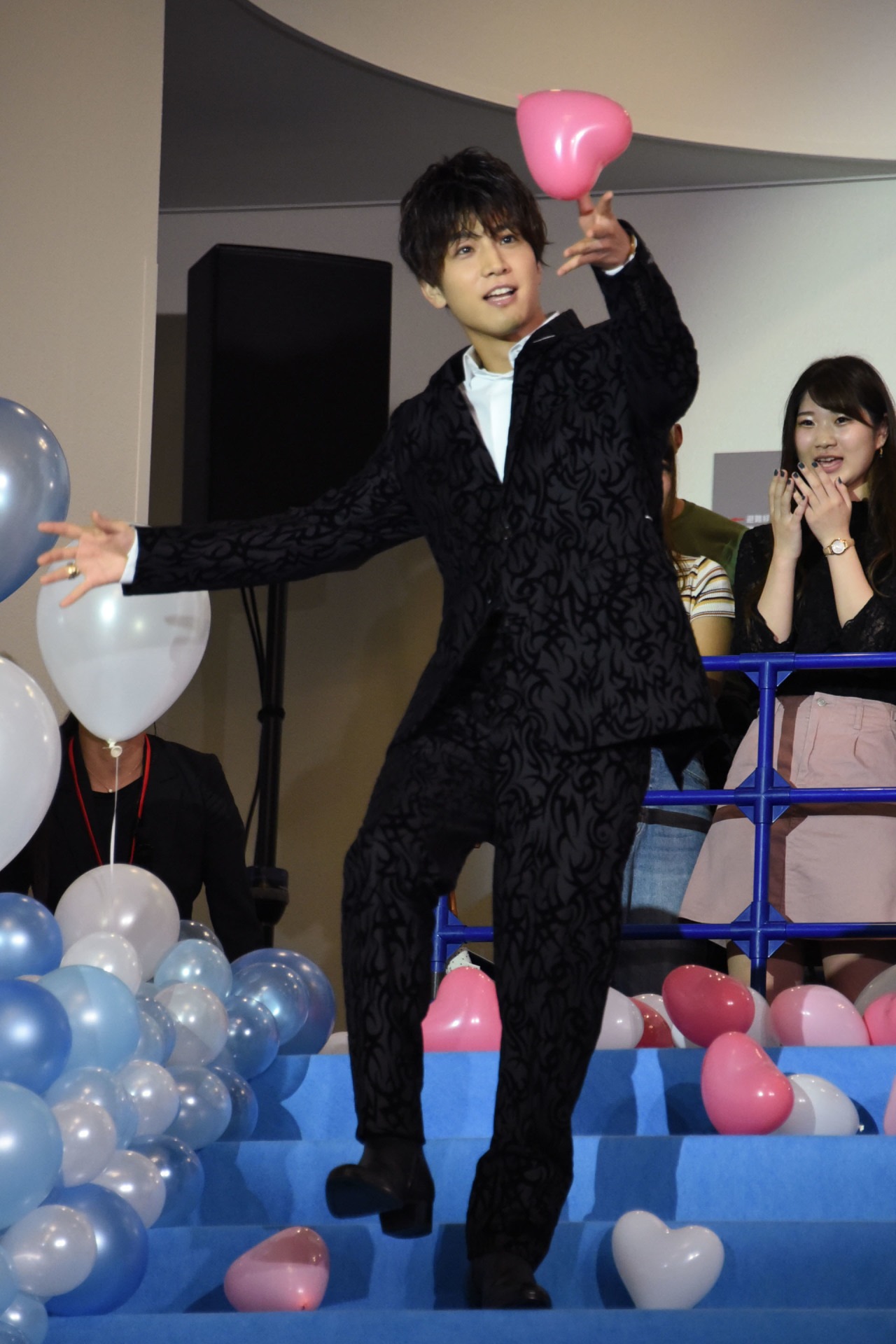 ハートのバルーンを飛ばす岩田剛典。