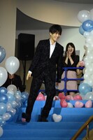 ファンのほうへ風船を投げた岩田剛典。