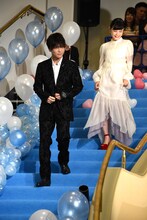 左から岩田剛典、杉咲花。