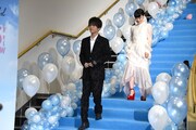 階段を降りる岩田剛典（左）と杉咲花（右）。