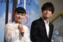 左から杉咲花、岩田剛典。