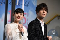 左から杉咲花、岩田剛典。