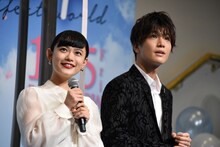 左から杉咲花、岩田剛典。