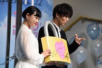 南京錠を見せる杉咲花（左）と岩田剛典（右）。