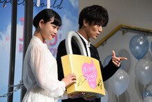 南京錠を見せる杉咲花（左）と岩田剛典（右）。