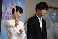 左から杉咲花、岩田剛典。