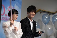 鐘を鳴らす杉咲花（左）と岩田剛典（右）。