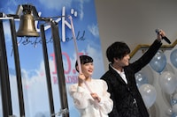 鐘を鳴らす杉咲花（左）と岩田剛典（右）。