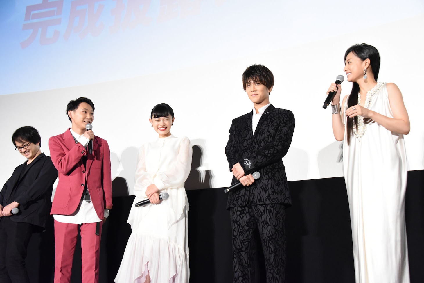 この日の衣装について、芦名星（右端）から「『ハーイ！』って言う（外国の）司会者みたい」と言われ戸惑う須賀健太（左から2番目）。