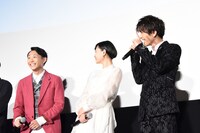 衣装について芦名星から「『ハーイ！』って言う（外国の）司会者みたい」と言われた須賀健太（左）へ、「1回だけ（言ってみて）！」とお願いする岩田剛典（右）。