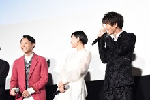 衣装について芦名星から「『ハーイ！』って言う（外国の）司会者みたい」と言われた須賀健太（左）へ、「1回だけ（言ってみて）！」とお願いする岩田剛典（右）。