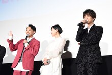 衣装について芦名星から「『ハーイ！』って言う（外国の）司会者みたい」と言われ、実際に「ハーイ」と言う須賀健太（左）。