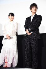 左から杉咲花、岩田剛典。