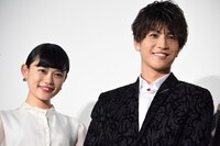 左から杉咲花、岩田剛典。