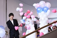 バルーンシャワーに驚く岩田剛典と杉咲花。