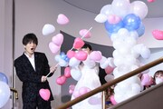 バルーンシャワーに驚く岩田剛典と杉咲花。