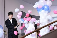 バルーンシャワーに驚く岩田剛典と杉咲花。