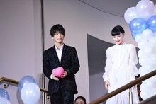 ハートのバルーンを持った岩田剛典（左）。