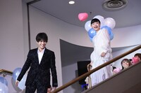 ハートのバルーンを飛ばした岩田剛典（左）。