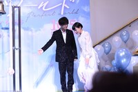 杉咲花をエスコートする岩田剛典（左）。