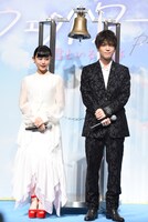 左から杉咲花、岩田剛典。