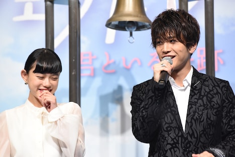 左から杉咲花、岩田剛典。