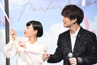 鐘を鳴らす杉咲花（左）と岩田剛典（右）。