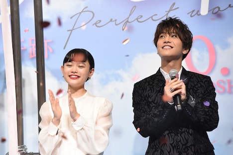 左から杉咲花、岩田剛典。