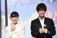 左から杉咲花、岩田剛典。