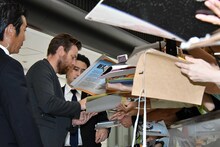 ファンサービスを行うユアン・マクレガー。