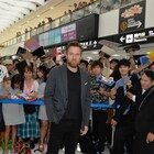 「プーと大人になった僕」ユアン・マクレガーが娘と一緒に初来日、空港にファン集結