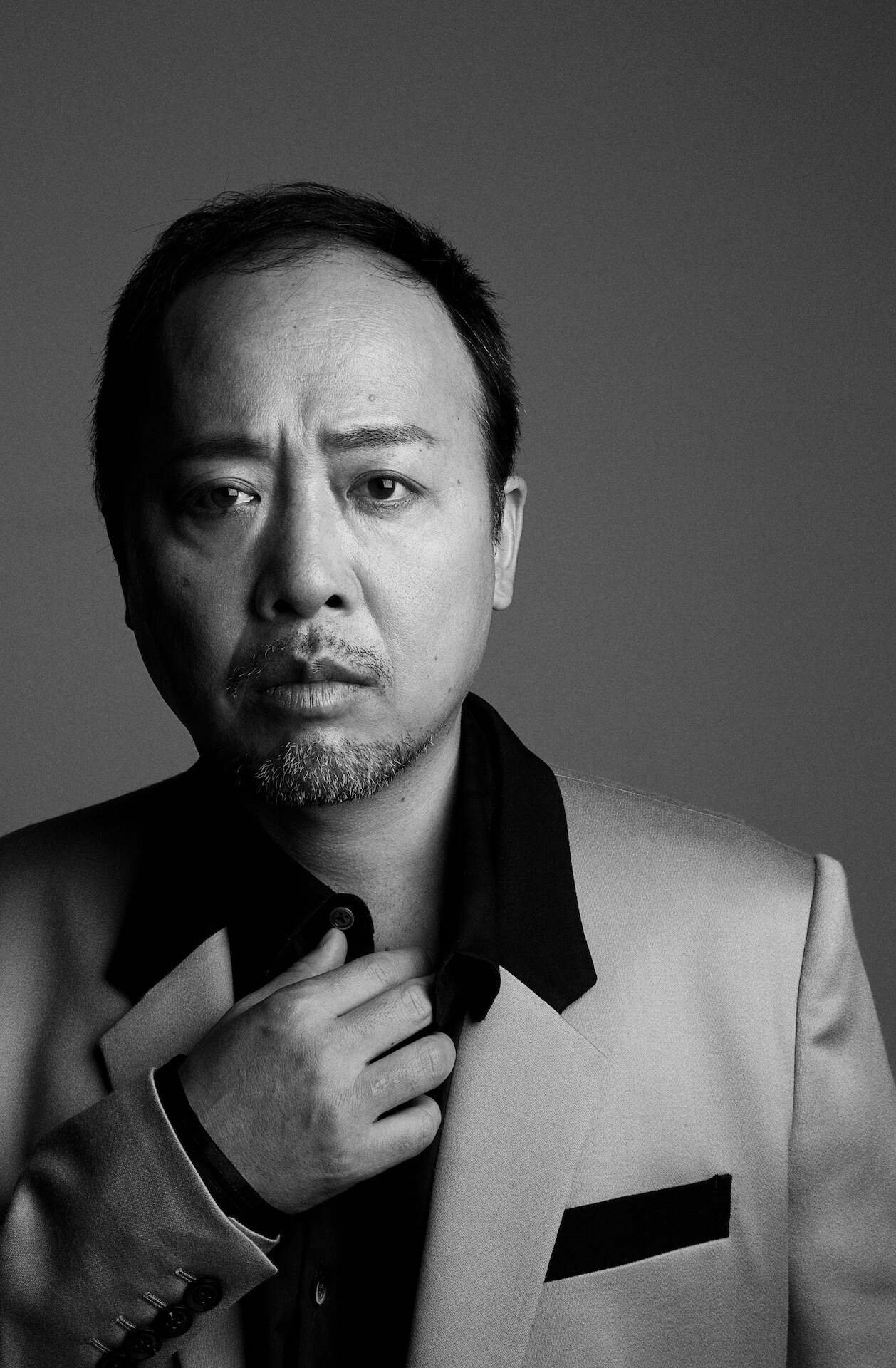 マキタスポーツがベッド・インのカバーアルバムで「目を閉じておいでよ」歌う