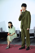 左から安藤サクラ、長谷川博己。