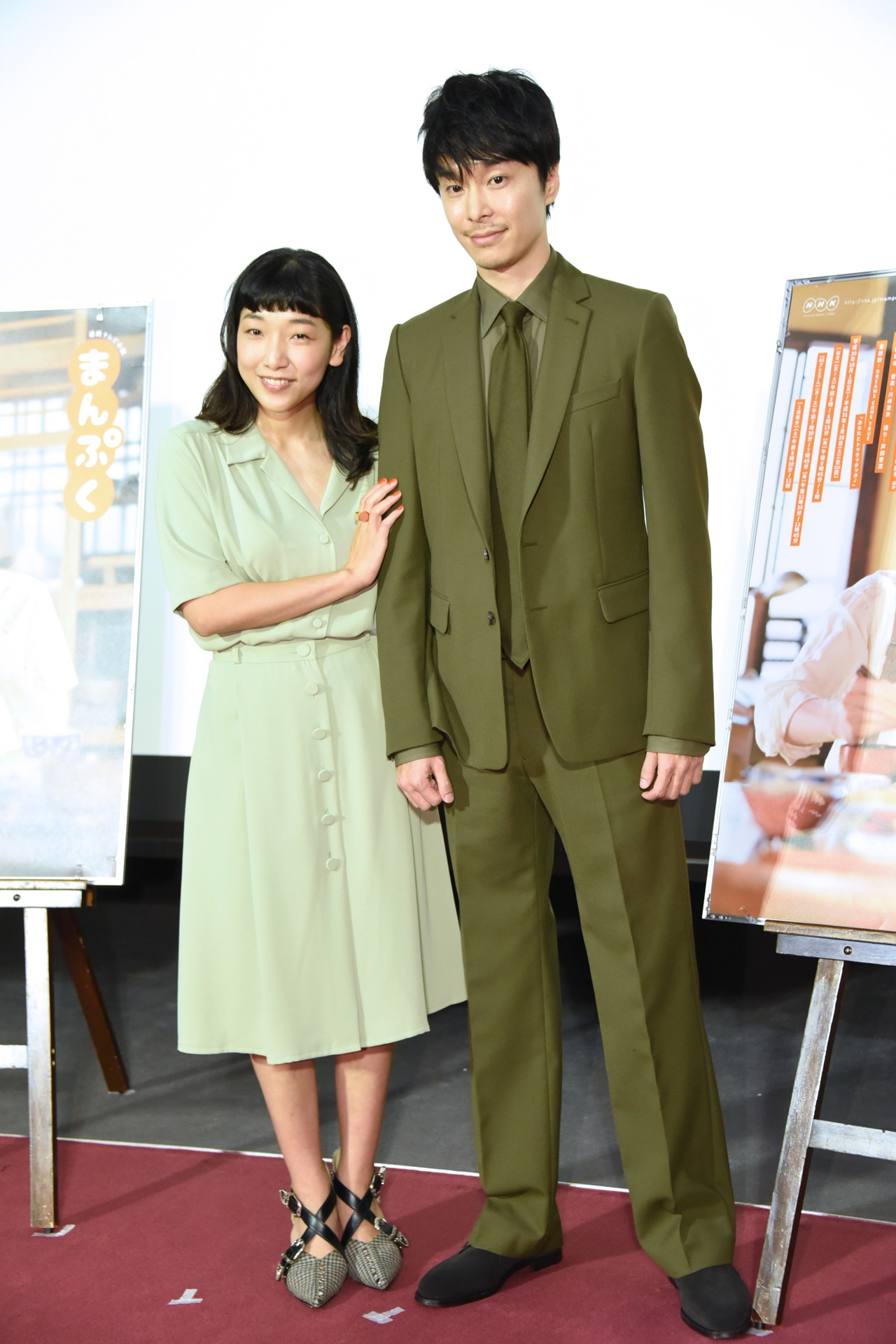 左から安藤サクラ、長谷川博己。