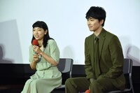 左から安藤サクラ、長谷川博己。