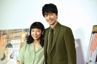 左から安藤サクラ、長谷川博己。