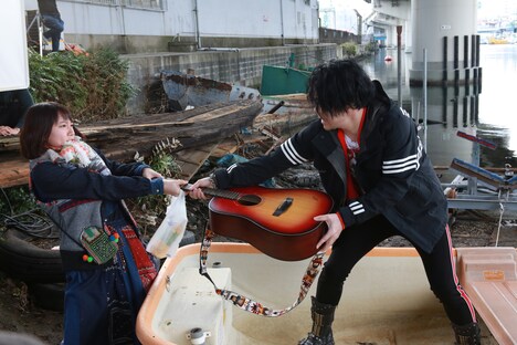 「音量を上げろタコ!なに歌ってんのか全然わかんねぇんだよ!!」新場面写真