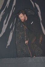 ステージにひょっこり登場するユアン・マクレガー。