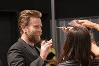 レッドカーペットでファンと交流するユアン・マクレガー（左）。