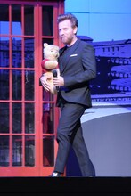 プーを抱えて登場するユアン・マクレガー。