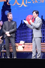 左からユアン・マクレガー、堺雅人。