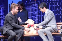 プーをなで回すユアン・マクレガー（左）と堺雅人（右）。