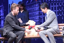 プーをなで回すユアン・マクレガー（左）と堺雅人（右）。