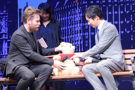 プーをなで回すユアン・マクレガー（左）と堺雅人（右）。