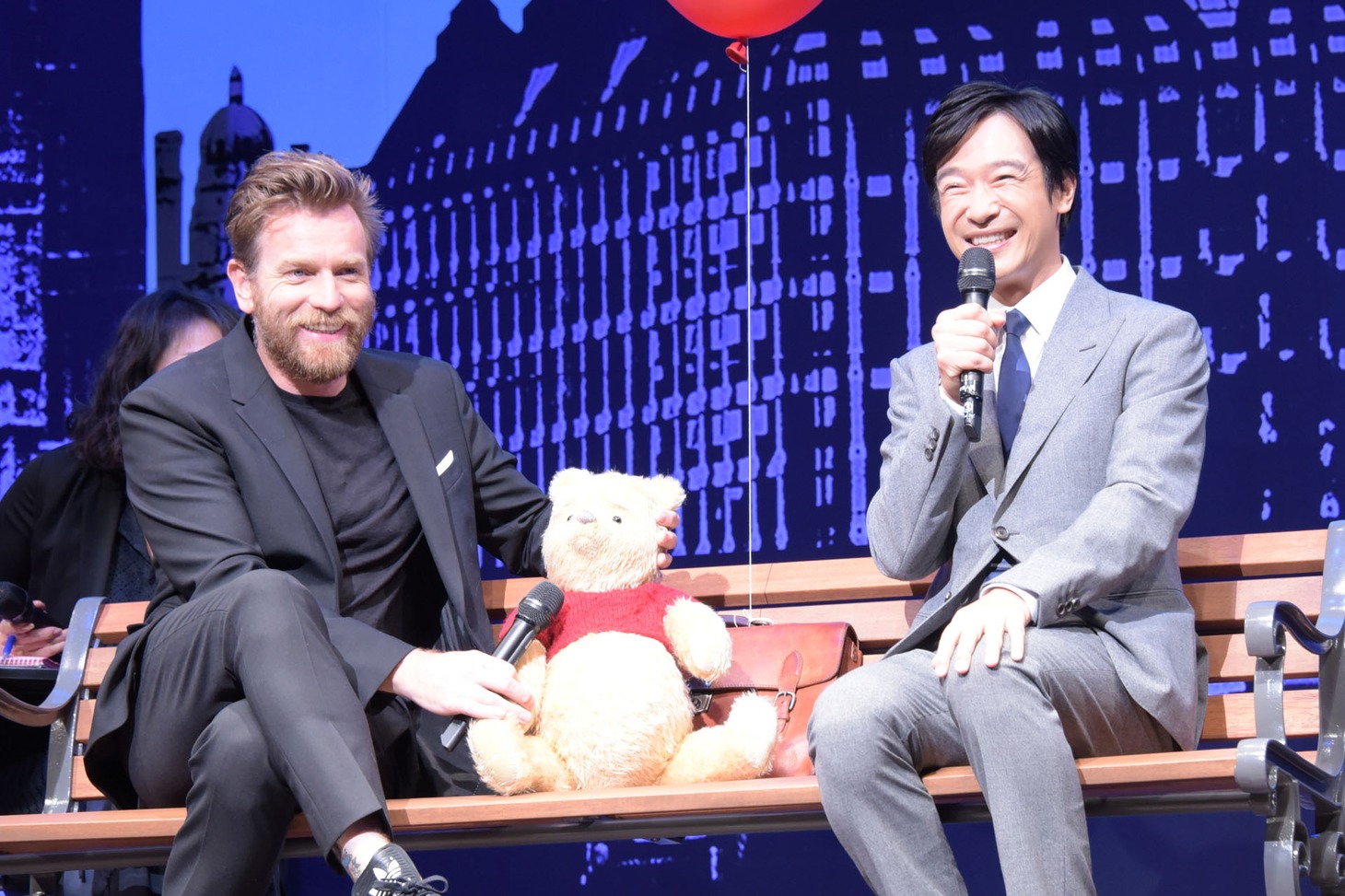 左からユアン・マクレガー、堺雅人。