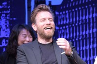 声を上げて笑うユアン・マクレガー。