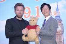 「プーと大人になった僕」ジャパンプレミアの様子。左からユアン・マクレガー、堺雅人。
