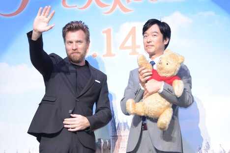 左からユアン・マクレガー、堺雅人。